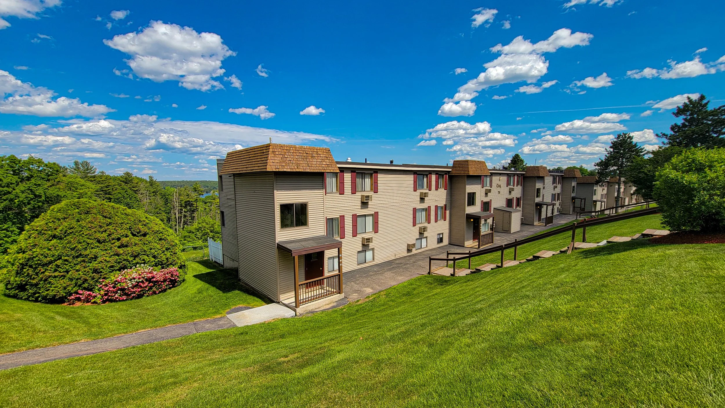 658dd532c685d0ad0f28a113_VWTOA-Exterior-+bldg+stairs,+shrubbery,+view